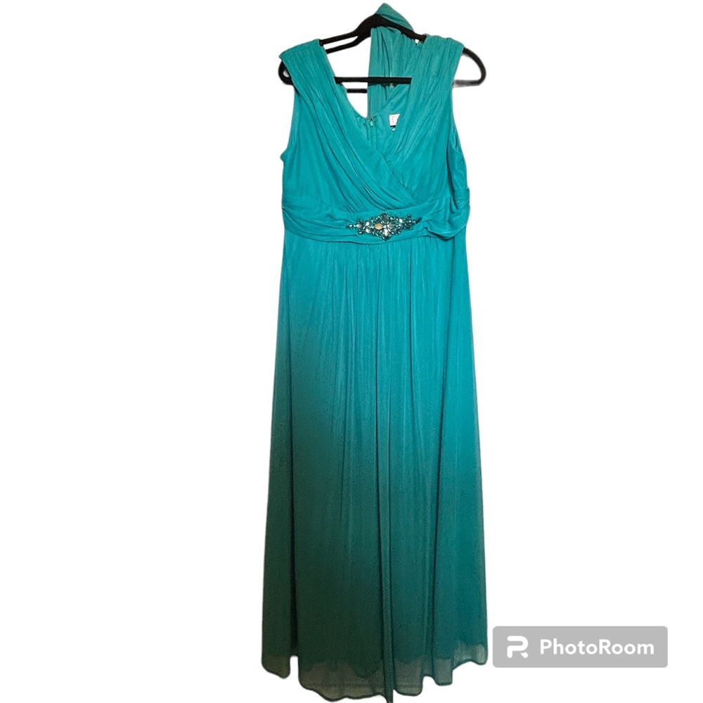 This like size 16/18 labels XXL.  Jade green bead on waist matching color.